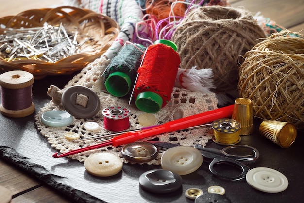 Atelier și materiale de brodat