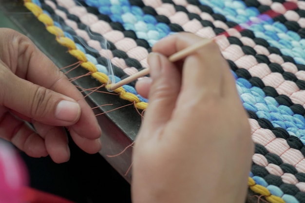 Mâini care cos cu acul